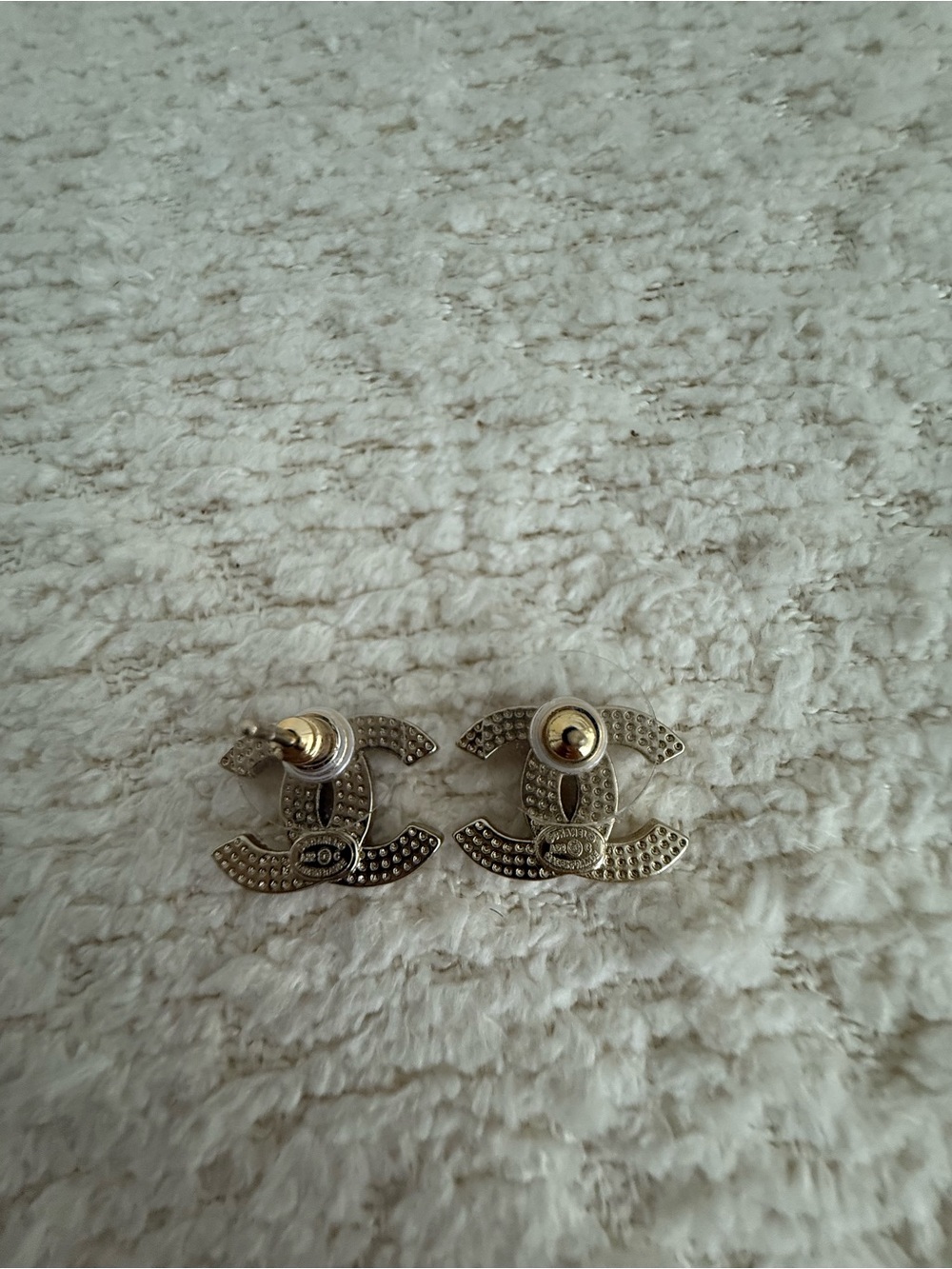 Gold Chanel small CC earrings - Picture 5 of 6